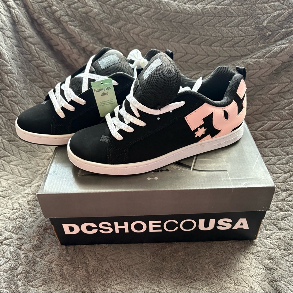 Womens DC Shoes Black and Pink Sneakers, size 9